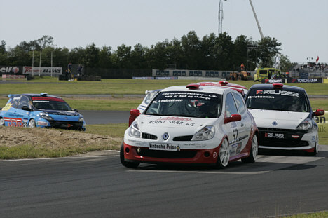Michael Christensen og Jacob Kristensen kæmper i front af Renault DTC Light Cup, men Christian Siepmann – yderst til venstre – kan måske levere en overraskelse eller to på Ring Djursland?